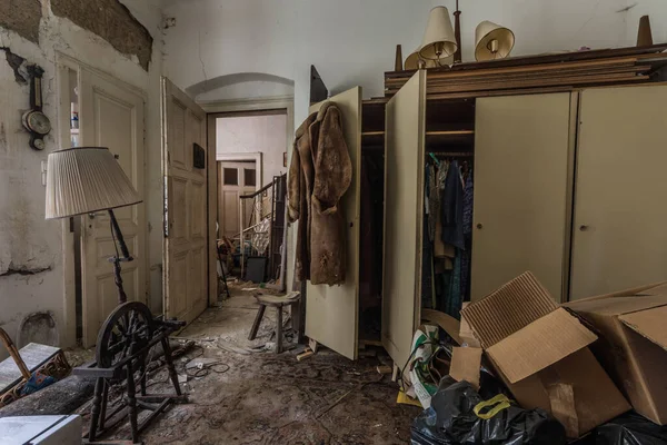 Vieux Rouet Antique Placards Dans Une Maison Abandonnée — Photo