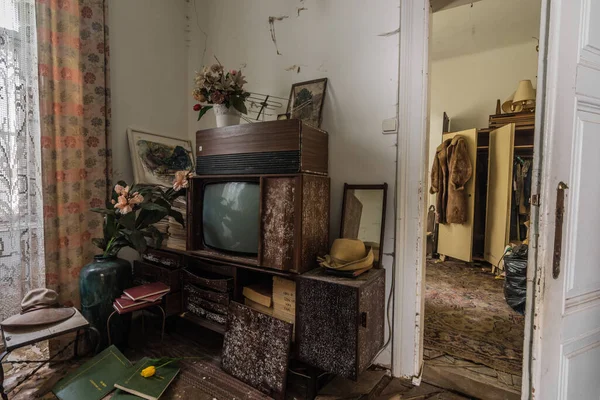 Antiker Fernseher Mit Blumen Auf Einem Kasten Einem Verlassenen Haus Stockfoto