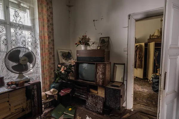 Alter Fernseher Mit Blumen Und Ventilator Fenster Mit Vorhängen — Stockfoto