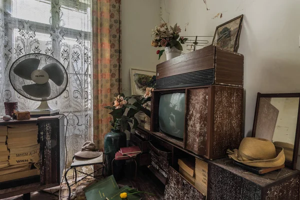 Alter Fernseher Mit Schimmel Einem Verlassenen Alten Haus — Stockfoto