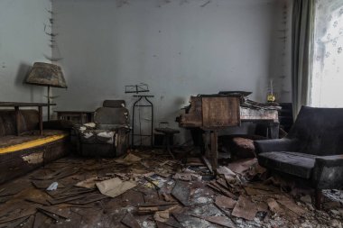 Piyano sandalyesi ve bir evin erimiş zemininde bir lamba.