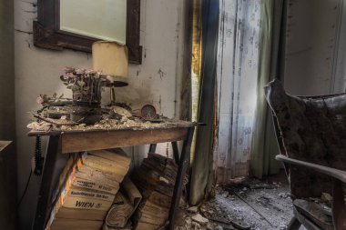 Masa çiçekleri lamba ve evin içinde bir ayna.