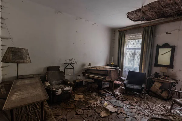 Lâmpada Char Piano Uma Casa Abandonada Floresta — Fotografia de Stock