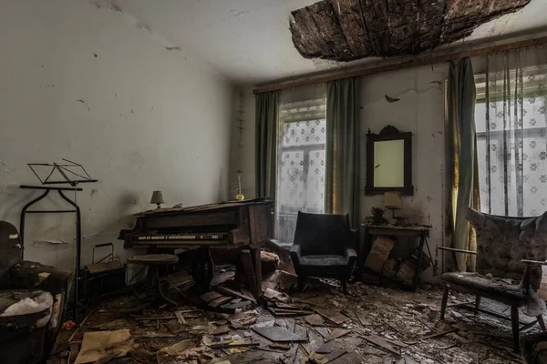 放棄された家の解体された部屋の古いピアノ — ストック写真
