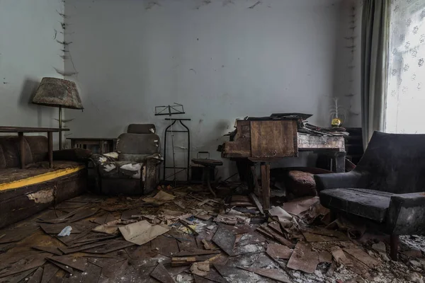 Klavierstuhl Und Eine Lampe Auf Einem Aufgelösten Fußboden Einem Haus — Stockfoto
