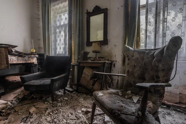 Deux Fauteuils Miroir Dans Salon Dans Une Maison Abandonnée — Photo