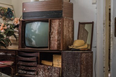 Bir evin odasındaki ahşapkalı eski bir televizyon.