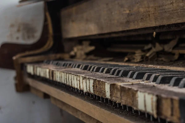 Chaves Empoeiradas Piano Uma Antiga Casa Abandonada — Fotografia de Stock