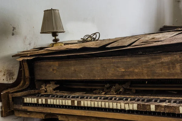 Oblíqua Velho Piano Com Uma Lâmpada Uma Casa — Fotografia de Stock