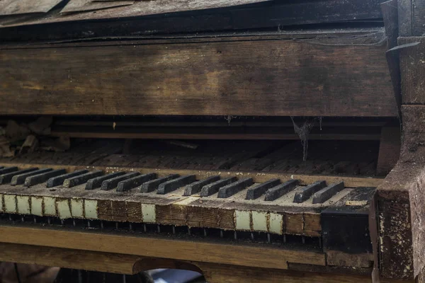Velho Detalhe Piano Empoeirado Vista Uma Casa — Fotografia de Stock