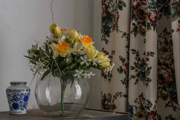 Plastic Flowers Vase Room Old Curtain — Stock Photo, Image