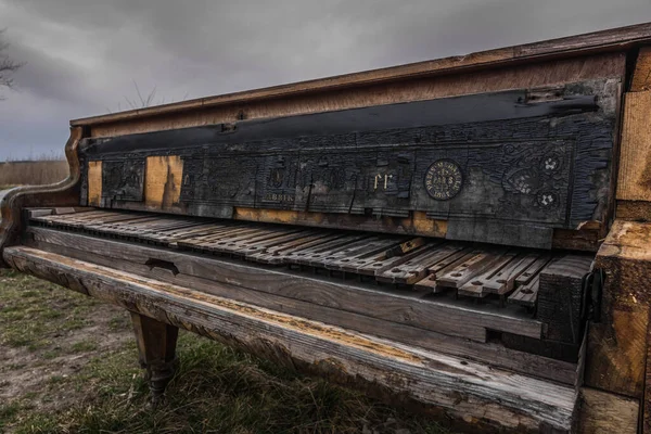 Old Piano Detail View Lake Nature — Stock Photo, Image