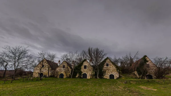 Doğadaki Bir Tepenin Üzerindeki Eski Evleri — Stok fotoğraf