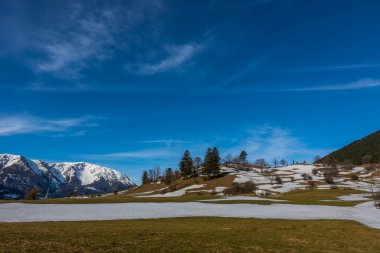 Kar ve mavi gökyüzü ile güzel dağ manzarası