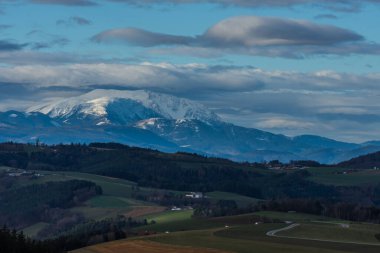 Karlı dağ manzarası ve bulutlu gökyüzü