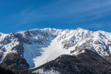 Dağlarda mavi gökyüzü olan kar dağı