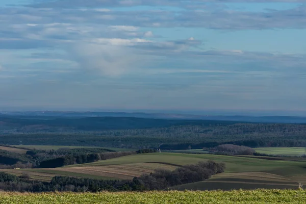 Pole Les Širé Krajině Oblohou Mraky — Stock fotografie