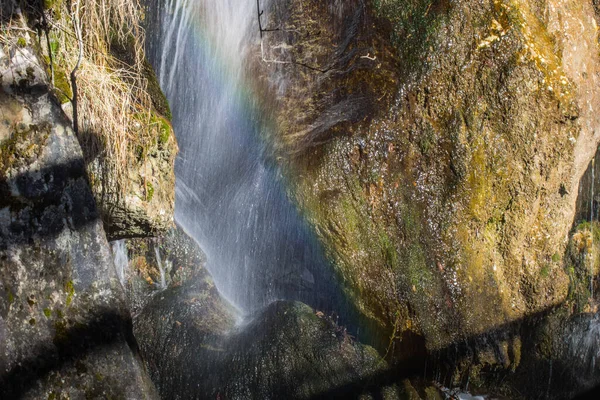Delicada Cachoeira Com Arco Íris Enquanto Caminhadas — Fotografia de Stock