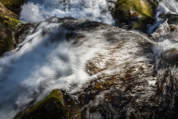 太陽の下で小川に水を渦巻いて — ストック写真