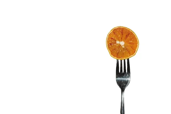 Orange Sur Une Fourchette Avec Fond Blanc — Photo