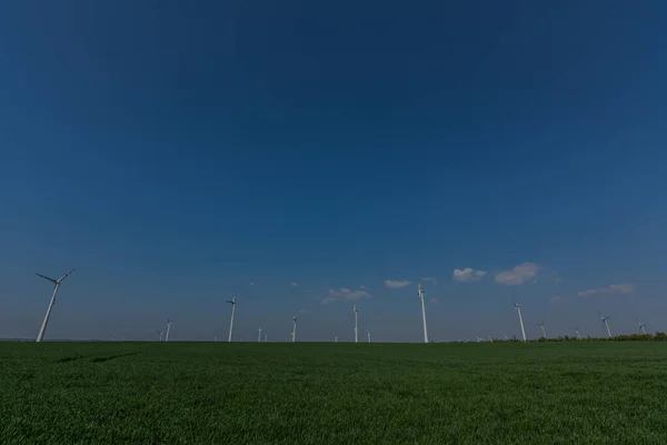 Muchas Turbinas Eólicas Cielo Azul Con Campo Verde —  Fotos de Stock