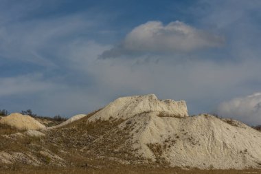 Kireç ve mavi gökyüzü ile beyaz taş ocağı