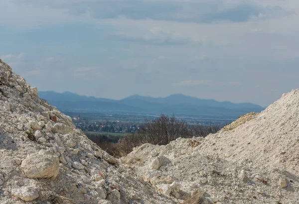 Ortasında Dağ Olan Beyaz Kireç Ocağı — Stok fotoğraf