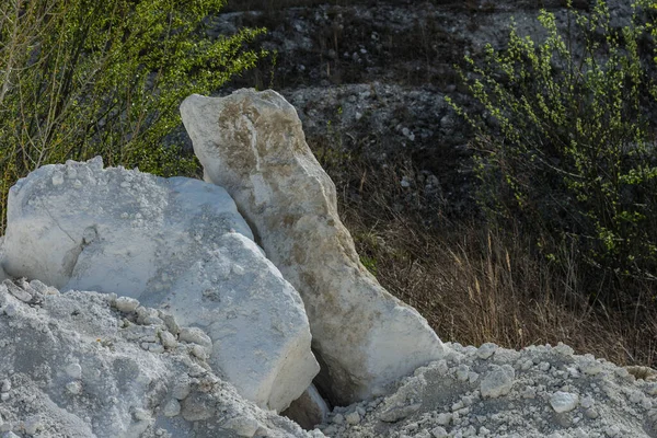 Bir Kireç Ocağında Büyük Kayalar Çalılar — Stok fotoğraf