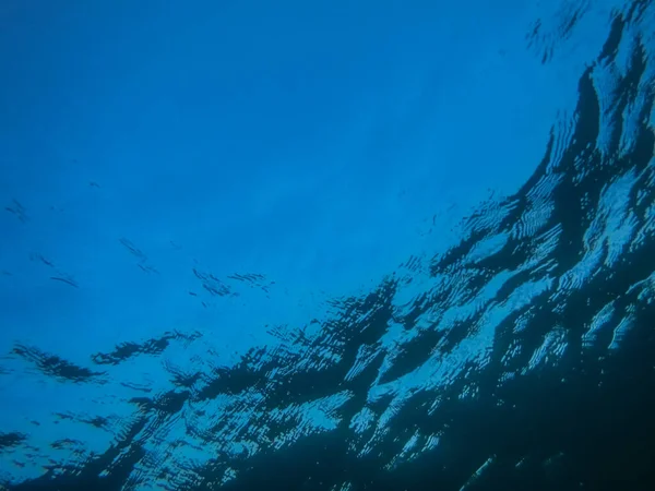 Agua Azul Con Olas Mientras Bucea Lago Verano — Foto de Stock