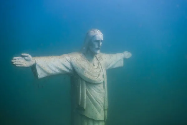 Jezus Standbeeld Grond Van Een Meer Tijdens Het Duiken Zomer — Stockfoto