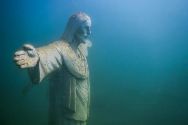 Utsikt Jesus Statuene Når Han Dykker Innsjø Med Blått Vann – stockfoto