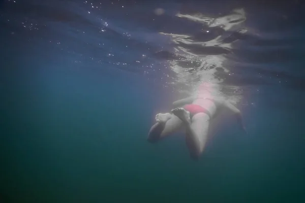 Femme Avec Bikini Rouge Sous Eau Pendant Plongée Été — Photo