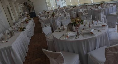 saraydaki masalarda güzel beyaz süslemeler