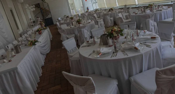 saraydaki masalarda güzel beyaz süslemeler