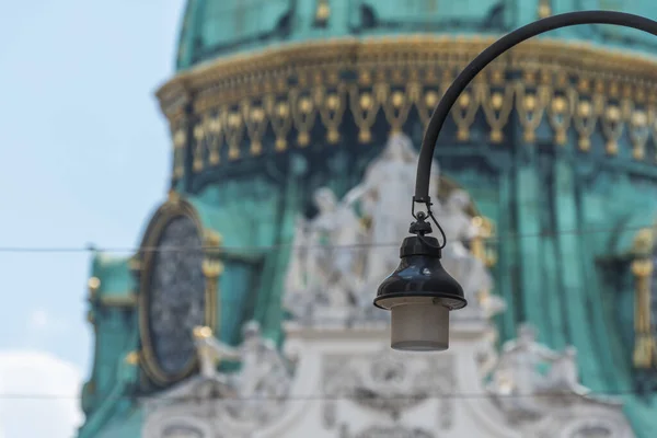 Lampa Med Dekorerad Buidling Vienna Detalj — Stockfoto