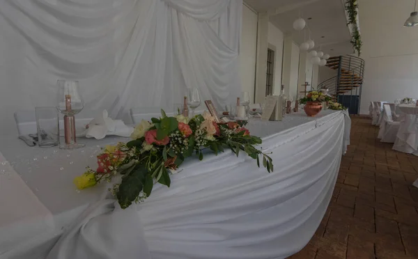 Fleurs Colorées Mariage Blanc Dans Palais — Photo