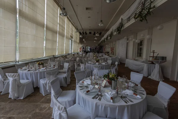 Sarayda beyaz düğünlü uzun bir oda