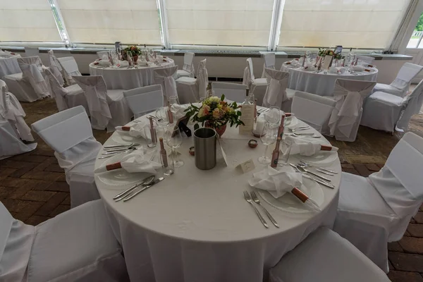 Yuvarlak masalar ve sandalyeler ve düğün sofrası.