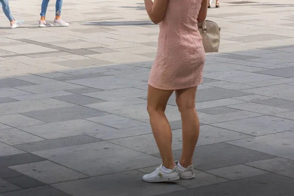 Mulher Fica Com Vestido Rosa Curto Cidade — Fotografia de Stock