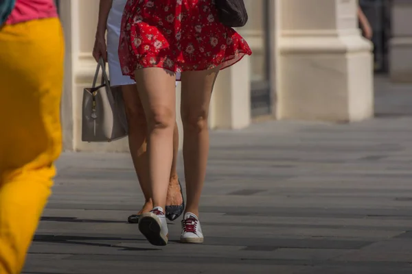 Жінка Короткій Червоній Сукні Квітами Місті — стокове фото