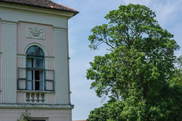 Öppet Fönster Ett Övergivet Slott Landet — Stockfoto