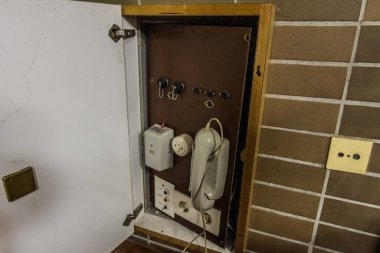 Evdeki bir kutuda düğmeli eski bir telefon.