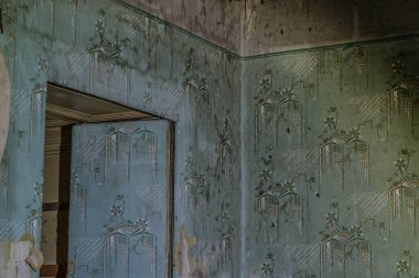 Eski bir kalenin duvarında yeşil dekore edilmiş duvar kağıdı.