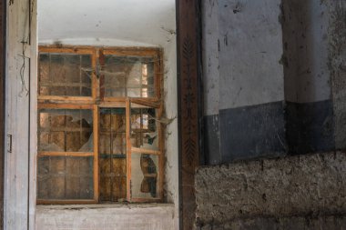 Eski bir kalenin odasındaki ahşap pencere.