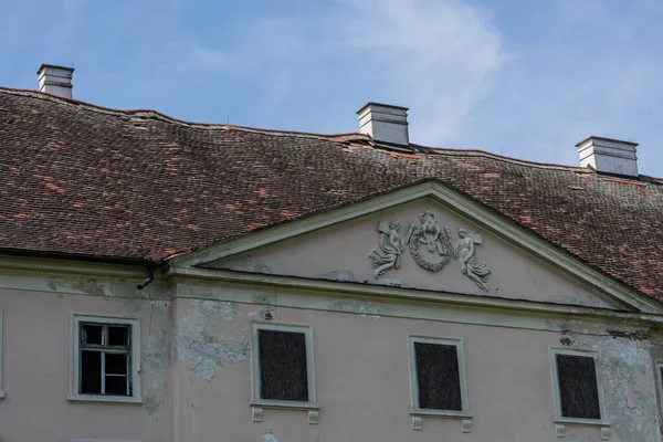 青空の放棄された城の段ボール屋根 — ストック写真