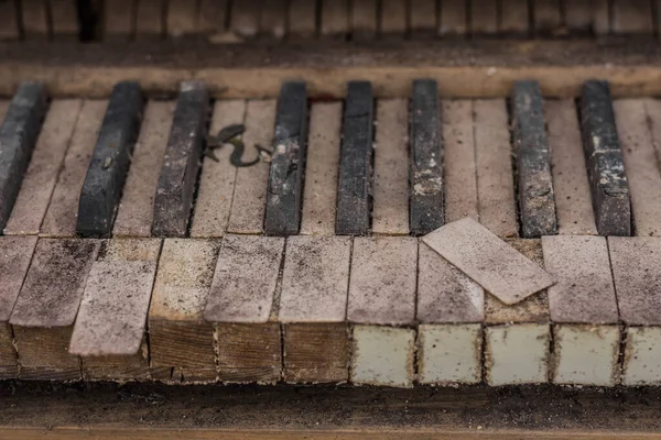 Terk Edilmiş Bir Evde Piyanonun Bozuk Anahtarları — Stok fotoğraf