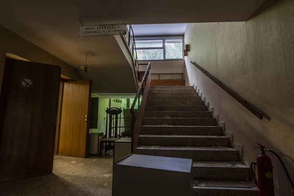 Lépcsőház Hirdetőtáblás Osztályteremmel Egy Házban — Stock Fotó
