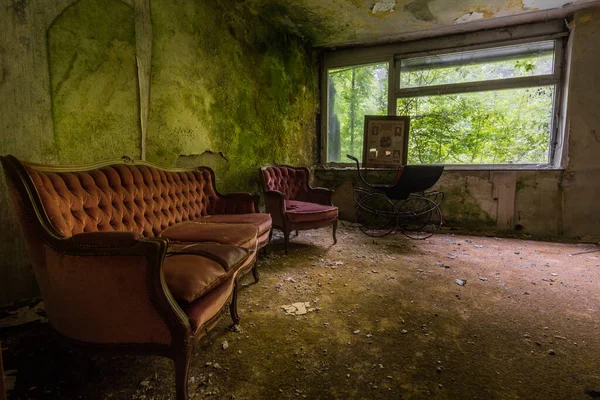 Chambre Moisie Avec Canapé Une Ancienne Poussette — Photo