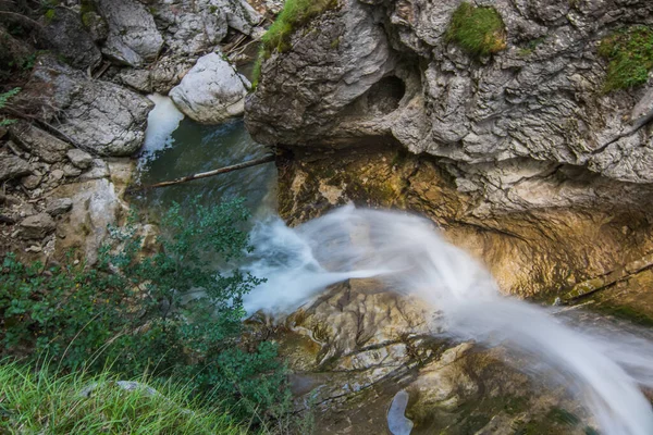 Bella Cascata Impetuosa Con Rocce Montagna — Foto Stock