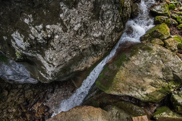 Pequena Cachoeira Com Enorme Rocha Desfiladeiro — Fotografia de Stock